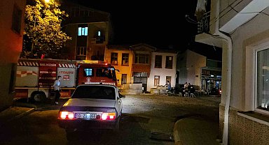 Depremlerin durmadığı Sındırgı'da vatandaşlar geceyi dışarıda geçirdi