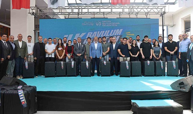 Depremzede öğrencilerin üniversite yolundaki ilk biletlerini ve bavullarını Hatay Büyükşehir Belediyesi hediye etti