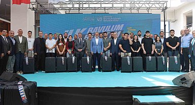 Depremzede öğrencilerin üniversite yolundaki ilk biletlerini ve bavullarını Hatay Büyükşehir Belediyesi hediye etti