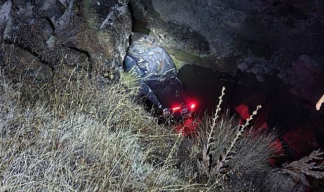 Dereye düşen kamyonetin sürücüsü yaralandı
