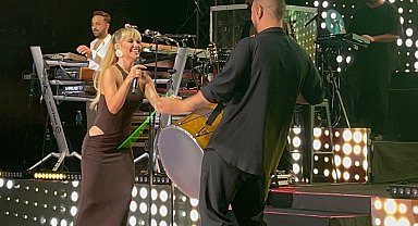 Derya Uluğ şarkısını 'milli'lere ithaf etti