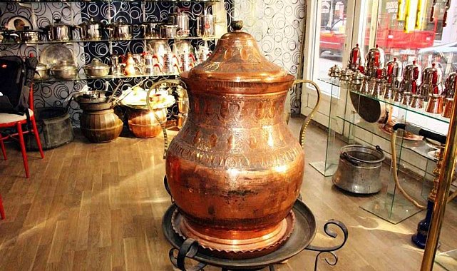 Dev bakraca evladı gibi bakıyor