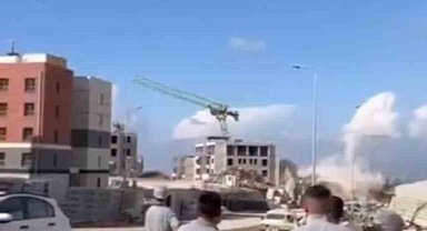 Dinamitle gerçekleştirilen patlatmada kule vinç yıkıldı, o anlar kamerada