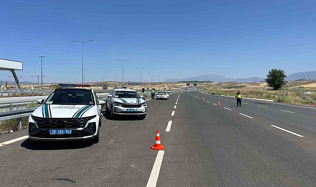 Dinlenme tesisinde unuttuğu arkadaşını almak için ters yönde ilerleyip trafiği tehlikeye attı