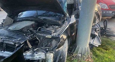 Direğe çarpan aracın sürücüsü ağır yaralandı