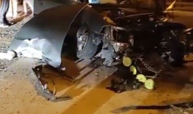 Direksiyon hakimiyetini kaybetti önce eve sonra direğe çarptı: 1'i ağır 3 yaralı