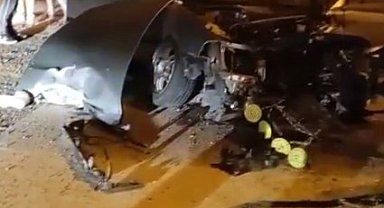 Direksiyon hakimiyetini kaybetti önce eve sonra direğe çarptı: 1'i ağır 3 yaralı