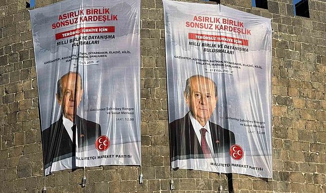 Diyarbakır surlarına Bahçeli'nin posterleri asıldı