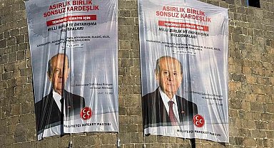 Diyarbakır surlarına Bahçeli'nin posterleri asıldı
