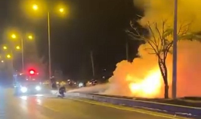 Diyarbakır'da alevlere teslim olan otomobilin sürücüsü yaralandı