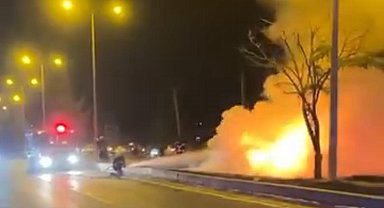 Diyarbakır'da alevlere teslim olan otomobilin sürücüsü yaralandı