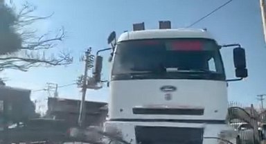Diyarbakır'da freni boşalan tır, refüje çıktı