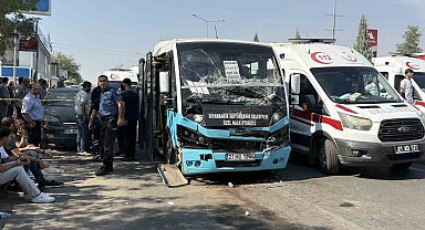 Diyarbakır'da freni patlayan halk otobüsü durakta bekleyen başka otobüse çarptı: 20 yaralı