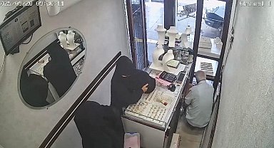 Diyarbakır'da kadınlar kuyumcudan 2,5 kilo altın çaldı