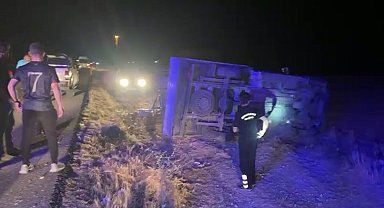 Diyarbakır'da lastiği patlayan kamyonet yoldan çıktı: 1 yaralı