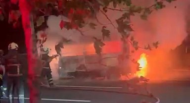 Diyarbakır'da park halindeki minibüs alevlere teslim oldu