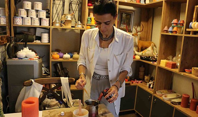 Doğal malzemelerle ürettiği mumlar turistlerin gözdesi oldu