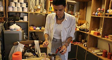 Doğal malzemelerle ürettiği mumlar turistlerin gözdesi oldu