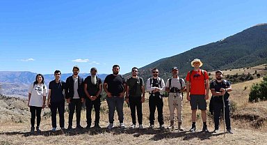 Doğaseverlerin zirveye zorlu yürüyüşü
