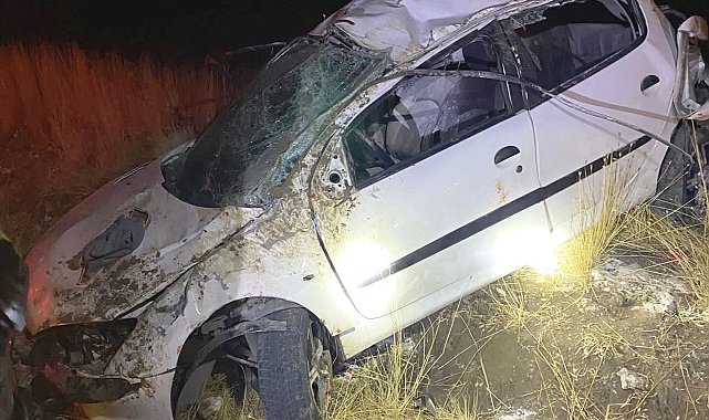 Domaniç'te takla atan otomobilde 3 kişi yaralandı