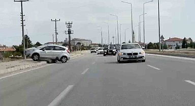 Düğün konvoyundaki kazaya bir sürücünün öne geçme çabası sebep olmuş