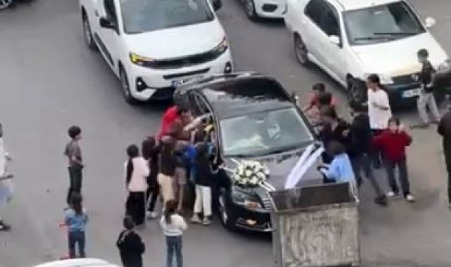Düğün konvoyunun önünü çöp konteyneri ile kestiler, zarfı alınca yol verdiler