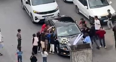 Düğün konvoyunun önünü çöp konteyneri ile kestiler, zarfı alınca yol verdiler