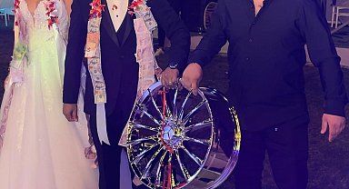 Düğünde gelin ve damada jant hediye edildi