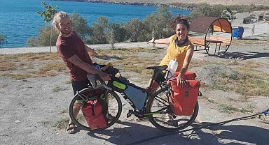 Dünya turuna çıkan Fransız çift Karapınar'da mola verdi