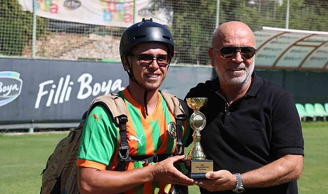 Dünya üçüncülüğü kupası ile Alanyaspor tesislerine paraşütle indi, kupayı Başkan Çavuşoğlu'na takdim etti