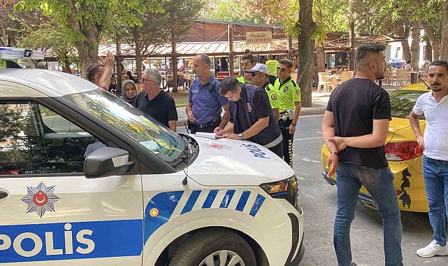 Durağa araç park eden şahıs ve taksiciler arasında kavga çıktı