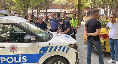 Durağa araç park eden şahıs ve taksiciler arasında kavga çıktı