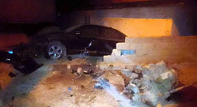 Duvarı yıkan lüks otomobil bahçeye daldı