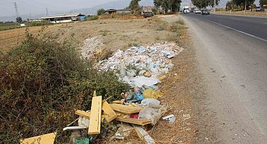 Duyarsız vatandaşlar yol kenarlarını çöplüğe çevirdi