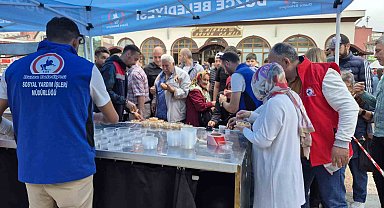 Düzce Belediyesi Gaziler Günü'nde lokma dağıttı