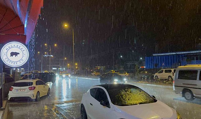 Düzce'de beklenen sağanak yağış başladı