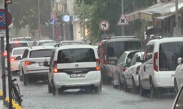 Düzce'de sağanak yağış 5 dakikada sokakları göle çevirdi