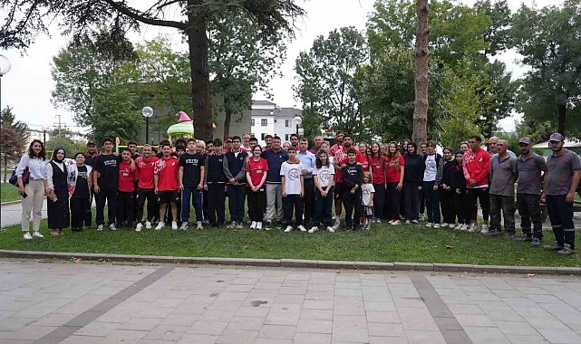 Düzcesporlu futbolcular ve öğrenciler parkı temizlediler