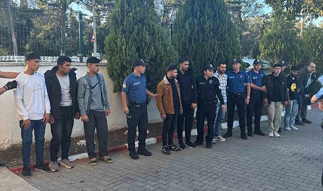 Edirne'de kamyonette 15 kaçak göçmen yakalandı