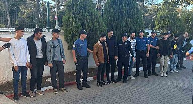 Edirne'de kamyonette 15 kaçak göçmen yakalandı
