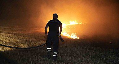 Edirne'de tarlada çıkan anız yangını korkuttu
