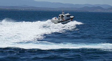 Edremit açıklarında terk edilmiş teknenin sahibini arama çalışmaları sürüyor