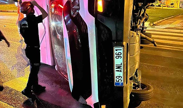 Edremit'te kavşağa kontrolsüz giriş kazaya neden oldu; kamyonet devrildi
