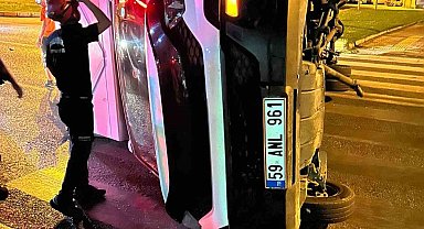 Edremit'te kavşağa kontrolsüz giriş kazaya neden oldu; kamyonet devrildi