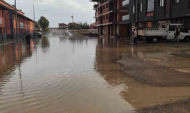 Eflani'de sağanak yolları göle çevirdi
