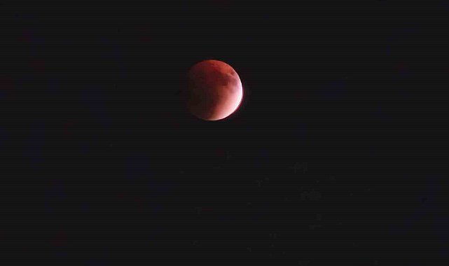 Elazığ'da 'Kanlı Ay' tutulması görüntülendi