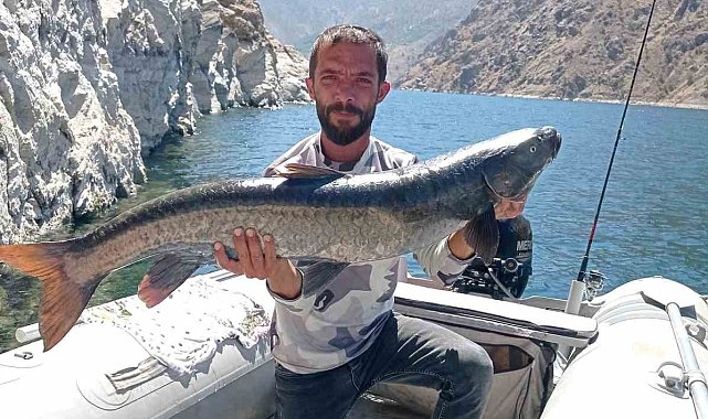 Elazığ'da amatör balıkçı, 11 kiloluk dev şabut yakaladı