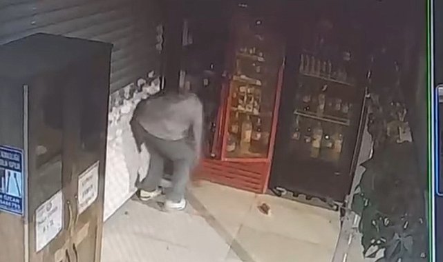 Elazığ'da büfeden hırsızlık kamerada