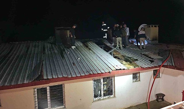 Elazığ'da ev yangını: 3 kişi dumandan etkilendi