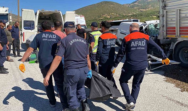 Elazığ'da hafif ticari araç tırın altına girdi: 1 ölü